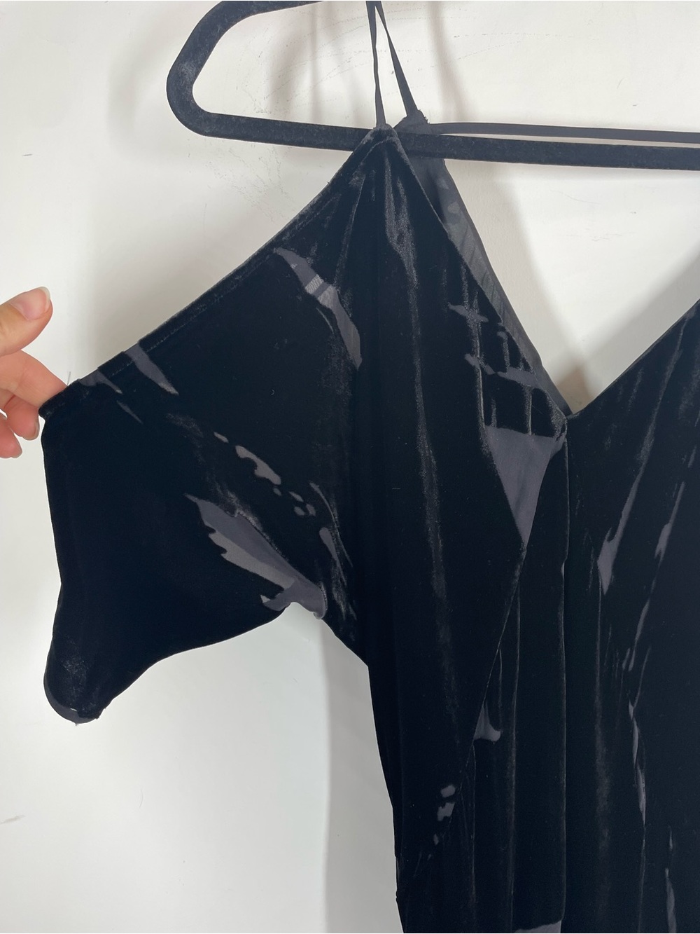 Trina Turk Black Silk Blend Cold Shoulder V Neck Midi Dress Size 0 Quiet Luxury - Picture 4 of 16